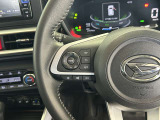 運転中、オーディオの操作をしてて、ハッとしたことはありませんか?ステアリングスイッチは、運転中でもハンドルでオーディオの操作が可能です。安全なドライブをサポートします。