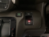 セレクトレバーの右に電子制御パーキングブレーキがあります。スイッチひとつで、停車した地点の傾斜などをシステムが検知・判断してブレーキ力を自動的に最適制御し、しっかり停車できるパーキングシステムです。