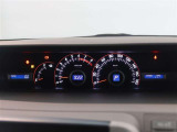 とっても見やすいメーターです。夜間時はラグジュアリーな気分にさせてくれる照明が魅力ですので、夜のドライブも楽しみになりますよ♪
