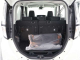 リヤシートのシートバックを倒せば、更に積載容量が広くなり、よりたくさんの荷物の収納長尺の荷物の収納が可能になります♪