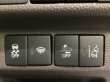 Hondaセンシング用の、VSA(ABS+TCS+横滑り抑制)解除と路外逸脱抑制機能のオンオフスイッチなどはハンドルの右側に装備しています。