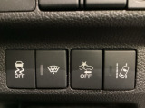 Hondaセンシング用の、VSA(ABS+TCS+横滑り抑制)解除と路外逸脱抑制機能のオンオフスイッチなどはハンドルの右側に装備しています。