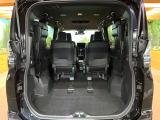 後席を格納すると、これだけの広さが!シーンに合わせたシートアレンジで、大きな荷物も積むことが出来ます♪
