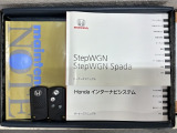 スマートキーは鍵をバッグに入れたままでもドアロックの開閉やエンジンのON・OFFができます。夜間や雨の日も鍵を探さなくて良いので便利です。