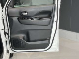 全席パワーウィンドウ付です。ドアの内側にも収納スペースやドリンクスペースがあってとっても便利。