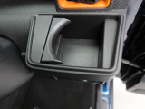 カップホルダーは運転席や助手席からちょうど手の届く位置です!!