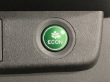 ECON モードをON にするとアクセルペダルの動きに対するエンジンの反応とエアコンの制御を切り換えることで、燃費のいい運転をするドライバーがペダルを踏んだ時と同じようにエンジンを制御します。