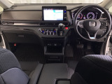 車内は光触媒抗菌消臭施工済です。スタイリッシュなデザインでスポーティなインパネ周りを演出します。グローブボックスやカップホルダーのほかにトレーなどたくさんの収納スペースが付いています。