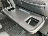 運転席のシートバックにはカップホルダーも装備して、ドリンクを飲みながら、ドライブを楽しめます。