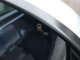 【ブラインドスポットインフォメーション】走行中に、斜め後ろの車を検知すると、ドアミラーのマーク点灯にてお知らせします。