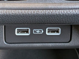 スマートフォンの充電に便利なUSBジャックを装備しています。