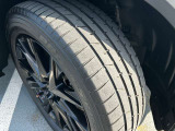 大迫力のホイールが装着されておりおクルマの存在感を足元から引き立ててくれます。