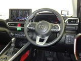運転席まわりです。 各操作スイッチは使いやすい位置に配置されてます。