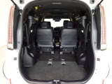 サードシートは跳ね上げ式。片手でのワンタッチ格納で荷室スペースが広がります。