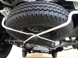 【応急タイヤ】万が一パンクやバーストした時は応急タイヤの出番です! ジャッキや工具も揃っているので、楽しいドライブ中の万が一にも対応できますよ♪