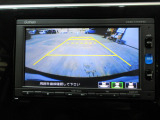 バックカメラの画像です。ガイドラインがスムースな車庫入れをサポートいたします。車庫入れの安心感がアップしますね。