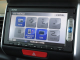 ナビゲーションは純正メモリーナビ(VXM-155VSi)を装着しております。AM、FM、CD、DVD再生、Bluetooth、ワンセグTVがご使用いただけます。初めて訪れた場所でも安心ですね!