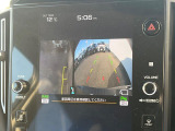 【フロント&サイド&バックカメラ】ドライバーから見にくい死角部分を映像で確認できるカメラを各所に装着。見通しがきかない場所や住宅密集地などを運転することが多い人におすすめの安心装備です。