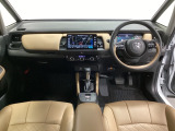 車内は光触媒抗菌消臭施工済です。インパネ周りはスタイリッシュなデザインで機能や装備も充実しています。グローブボックスやカップホルダーのほかにトレーなどたくさんの収納スペースが付いています。