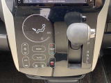 シフトレバーはシンプルで使いやすいです。オートエアコンはタッチパネル式