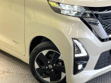 【LEDヘッドライト】悪天候や夜間走行時も良好な視界を確保し安心して運転できる高輝度LEDヘッドライトを装備!点灯速度が早く、消費電力も抑えられています。