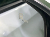 【ブラインドスポットインフォメーション】走行中、ドアミラーの死角になりやすい箇所に後続車が接近するとサイドミラー付近に警告を表示、ドライバーに注意喚起をしてくれます。