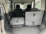 後席を全て倒して、荷物専用のスペースにした状態です。これなら長いものも積めますし、ご旅行や趣味に活用できますね。