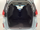 3列目シートを跳ね上げればラゲッジスペースを更に広く使えます。