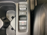 セレクターノブの下に、3つの異なる加速感を楽しめるドライブモードスイッチがついています。一般道、スポーツ走行、エコ走行など、シーンに合わせて最適な加速感を楽しめるドライブモードスイッチです。