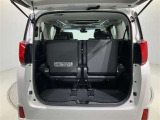 荷室も日常のお買い物には困らない広さが確保されております 後席を分割で倒すこともできますよ