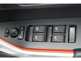 スイッチ一つで窓を開け閉めできるパワーウィンドウスイッチです。