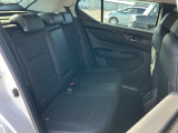 広々リアシートです。不要なときは収納しておけますよ。ラゲッジルームも広がります。