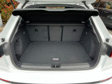 奥行きがあり、十分な広さを持つラゲッジスペースです。リアシートは分割可倒式ですので、大きな荷物を積載する事も可能です。