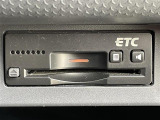 【ETC】有料道路を利用する際に料金所で停止することなく通過できる、ETC車載器(ノンストップ自動料金収受システム機器)が装備されています。セットアップを行うことで利用可能になります。