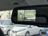 バックミラーにもアラウンドビューモニターの映像が映せます