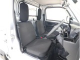 ■運転席シートです。座り心地を高めた座面構造となっておりますので、近場へのちょっとした移動やロングドライブ時など、どんな時でも快適なドライビングを楽しんでいただく事が可能です。