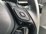 【ステアリングスイッチ】右です。ステアリングから手を離さず、運転に集中したまま手元でマルチインフォメーションディスプレイ内の表示切替などができます。