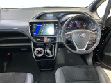 運転席周りのレイアウトをご覧ください。ナビゲーションが綺麗に装着されすっきり収まってますね!