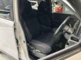 運転席はご自身の適切な運転ポジションへ移動可能なラチェットが付いております。