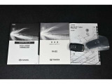 保証書・記録簿・取扱説明書と揃っております。キーの電池は新品にお取替えしてから納車させていただきますので安心してお乗りください。