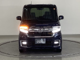 LEDヘッドライトを装備しています。LEDヘッドライトはとても明るく、雨の日や夜間走行も安全・安心です。オートライトコントロール付きで周囲の明るさに応じて自動で点灯・消灯します