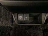 アクセサリーソケットはUSBのアダプターなどをつければ、スマホの充電にも使えます。横にはナビゲーション用の外部入力可能なUSB端子がついており、周辺には物が置けるボックスがついています。