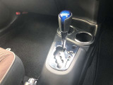 操作しやすいATシフトです。 シフトチェンジを気にしなくていいので運転だけに集中できますね。 自然と手に届くところにある、手になじむ形状のシフトノブがいいですね。