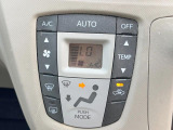 【オートエアコン】一度お好みの温度に設定すれば、車内の温度を検知し風量や温度を自動で調整。暑い&hellip;寒い&hellip;と何度もスイッチ操作をする必要はありません。快適な車内空間には必須の機能ですね♪