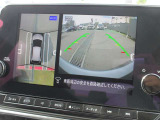 自車を真上から見下ろすように映し出すので周囲の状況が分かるアラウンドビューモニター搭載。フロントカメラとしても使用できます。車庫入れなど苦手な人の頼りになる助っ人です。