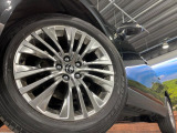 【純正19インチアルミホイール】外観にマッチした純正アルミホイールを装着しております。各種社外アルミホイールや、スタッドレスタイヤも取扱いしております。是非ご相談ください♪