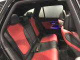 全ての席が主役席なのは、メルセデスならではの特徴です。快適なドライビングが、リラックスした車内空間を作りだします。