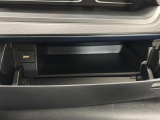 運転席側のインパネアッパーボックスは嬉しい収納!USBソケット付きでスマホの充電もできます!