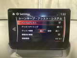 ハンドル操作をアシストすることにより車線からの逸脱回避を支援します。
