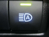 オートマチックハイビームとは、先行車や対向車のライトを認識し、ハイビームとロービームを自動で切り替える機能です。夜道の視界を確保します。詳細は販売店スタッフまでおたずねください。